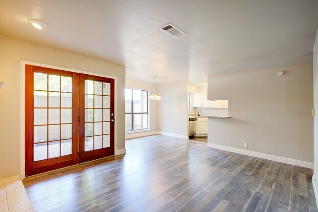 Building Photo - Available April 2024! Stylish N. Arlington...