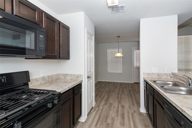 Foto del edificio - 17011 Lacey Bell Ln