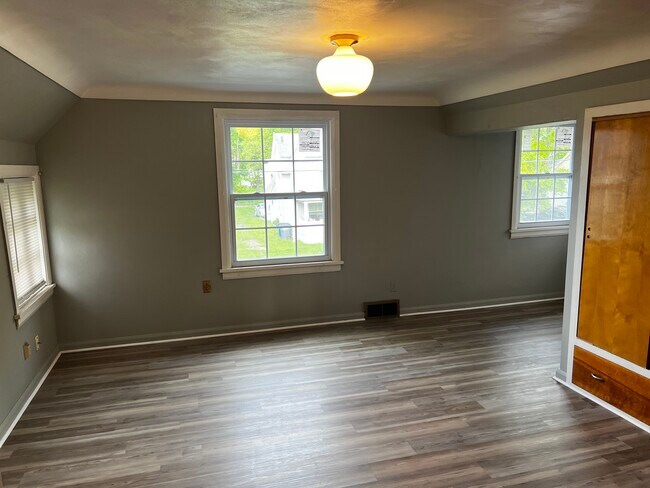 Building Photo - 1116 Woodstock Ave