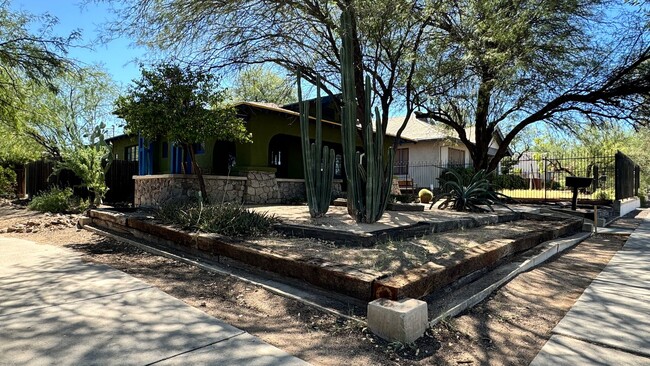 Foto del edificio - 3 bedroom historic home near U of A Campus...