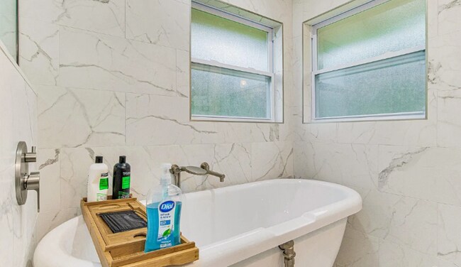 Foto del edificio - 814 W Gonzalez St