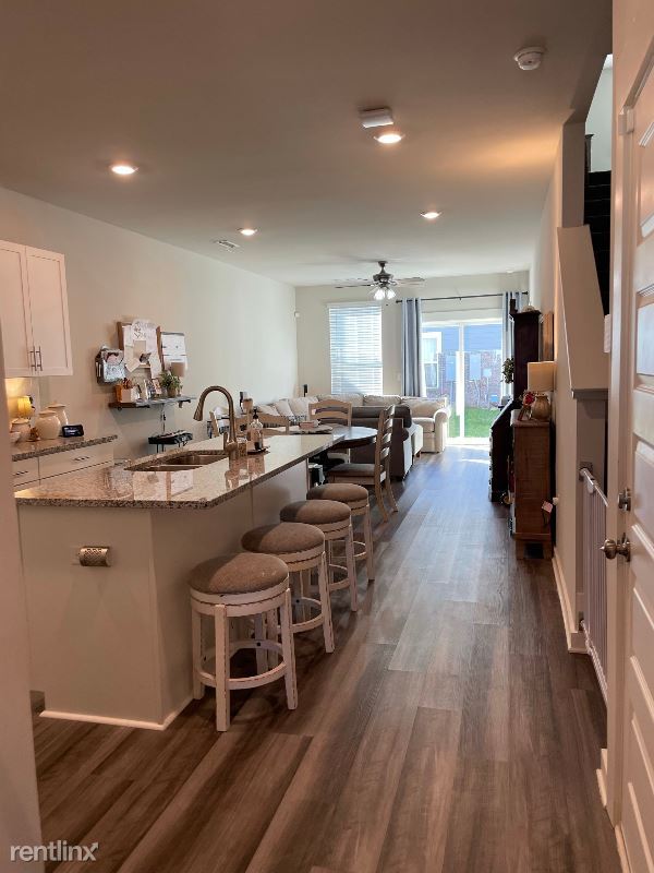 Building Photo - 3 br, 2.5 bath Townhome - 1111 A