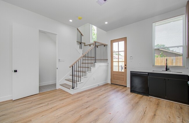 Building Photo - 1308 Tarley St