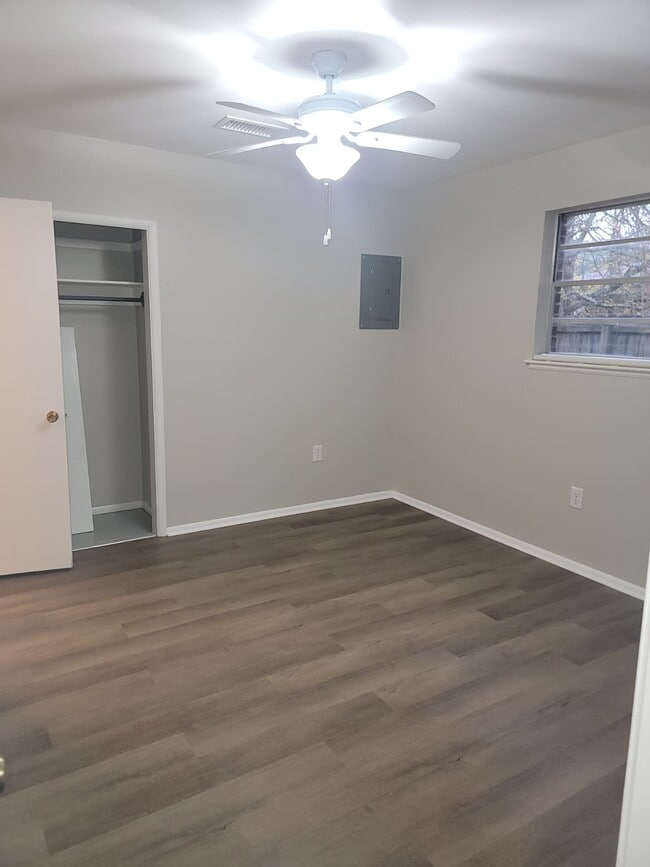 Building Photo - 2610 Demaret Dr