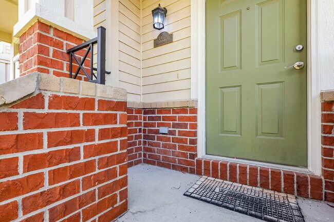 Foto del edificio - $2,695- 3 Bed, 3 Bath Updated Townhouse wi...