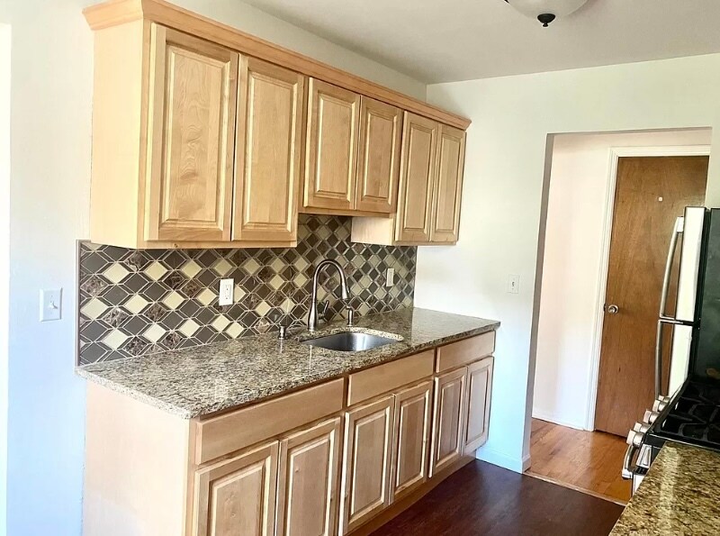 Kitchen w marble - 101 W Oakland Ave