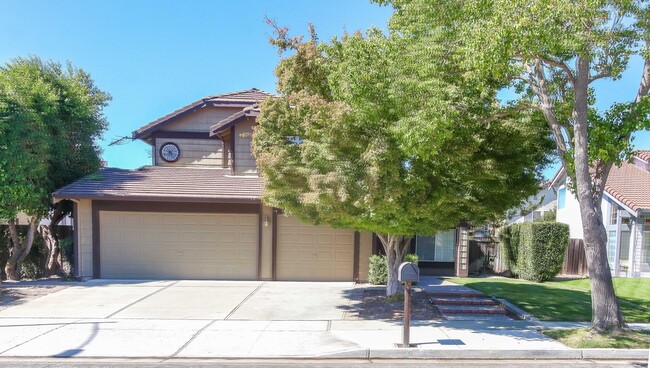 Foto del edificio - Large 4BR 3BA Updated Home in Quiet Neighb...