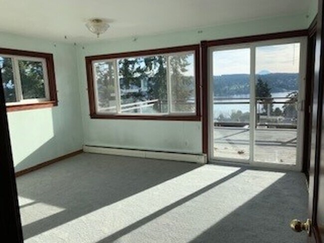 Foto del edificio - 4 BR 2.5 BA Mid-Century Modern with View of L.k WA. Lake Forrest Park $4500/MO
