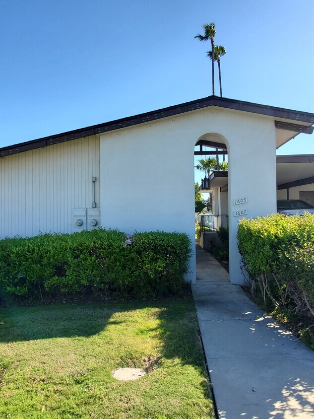 Primary Photo - 1607 La Madera Ln
