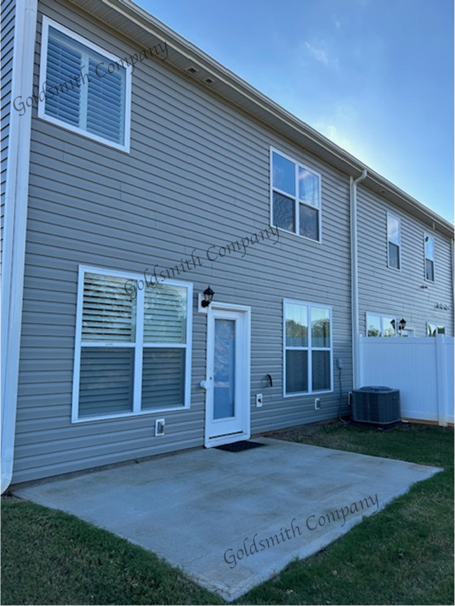 Foto del edificio - "Spacious 4-Bedroom Townhouse Retreat on Yellow Fox Road, Greer!"