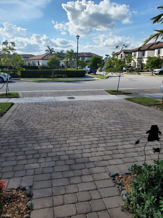 Foto del edificio - 3 br, 2 bath House - 18421 NW 89th Ct Town...