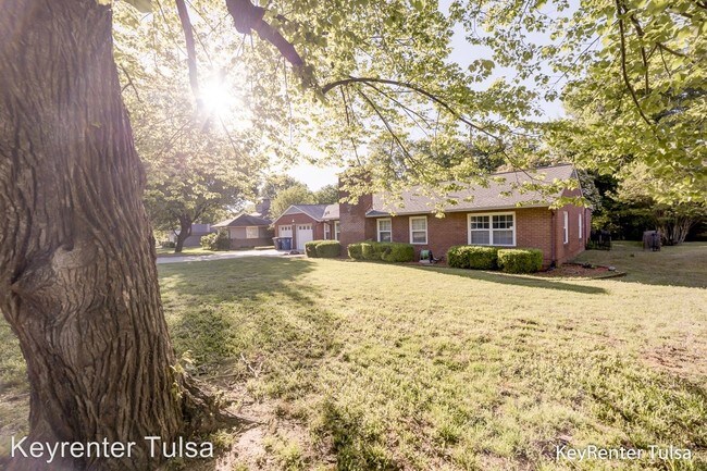 Building Photo - 3 br, 2.5 bath House - 3171 E 33rd St