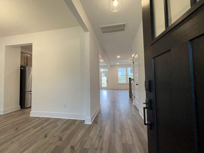 Building Photo - Carrellton Community - Single Family HOME now AVAILABLE