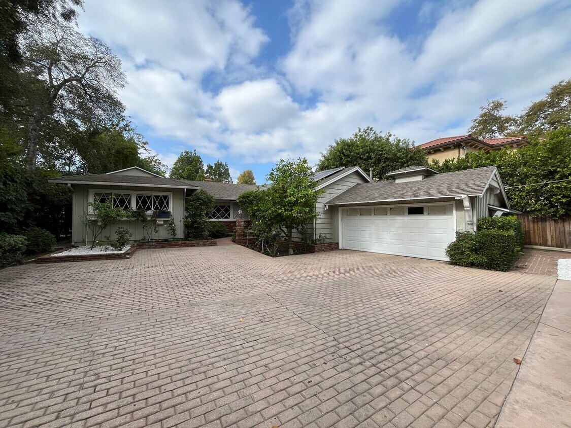 Foto principal - Encino 3+3 w/gated entry, pool + solar pan...