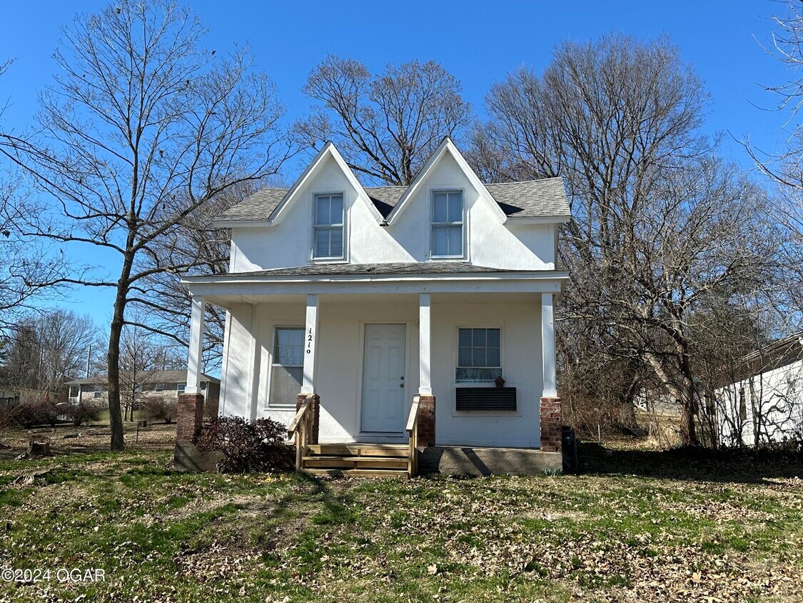 1210 Oak St, Neosho, MO 64850 Condo for Rent in Neosho, MO