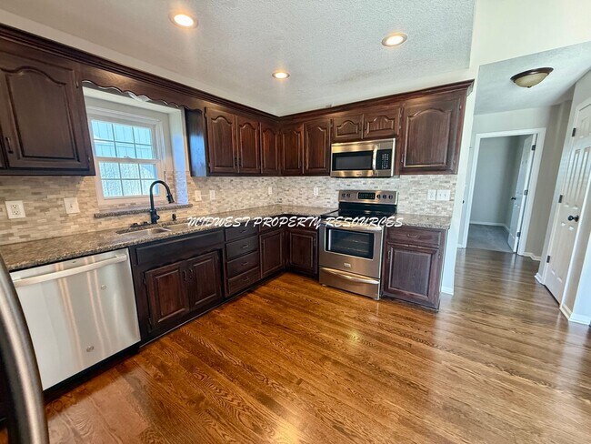Foto del edificio - Ranch in Lee's Summit For Lease - Crisp, Clean and New!