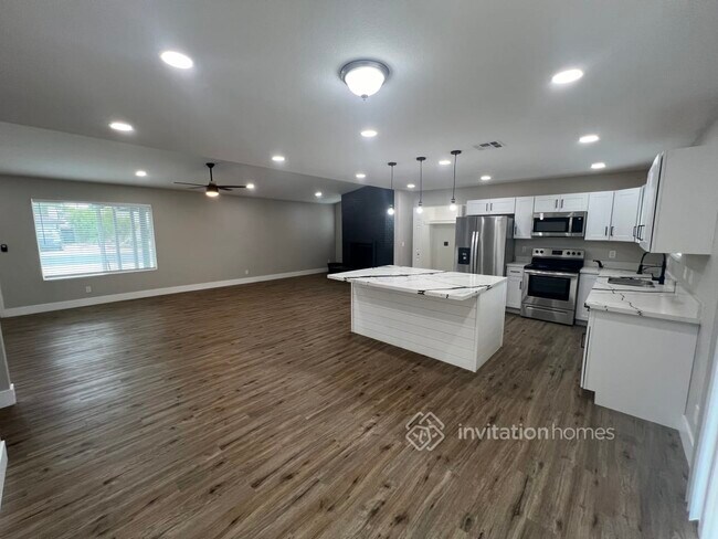 Building Photo - 1014 S Nina Cir