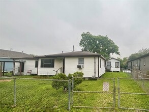 Building Photo - 6814 Covington Dr