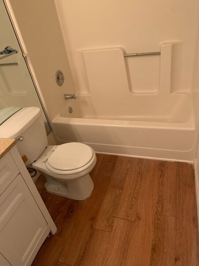 Foto del edificio - 2 BEDROOM, BOTTOM FLOOR CONDO