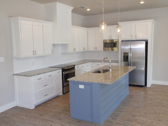 Building Photo - 1940's Meets Modern Amenities !  Revisit t...