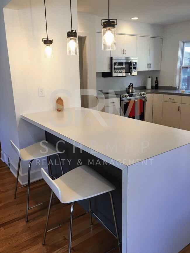Foto del edificio - Updated 4BR with two living spaces in Hikes Point **Available Now**