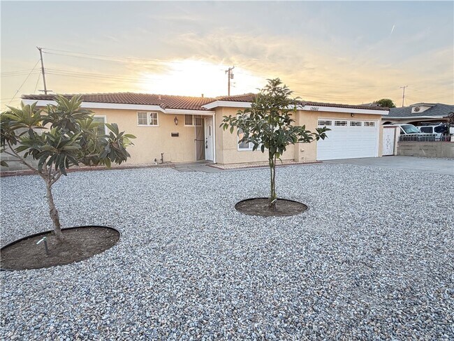 Foto del edificio - 12660 Yorba Ave