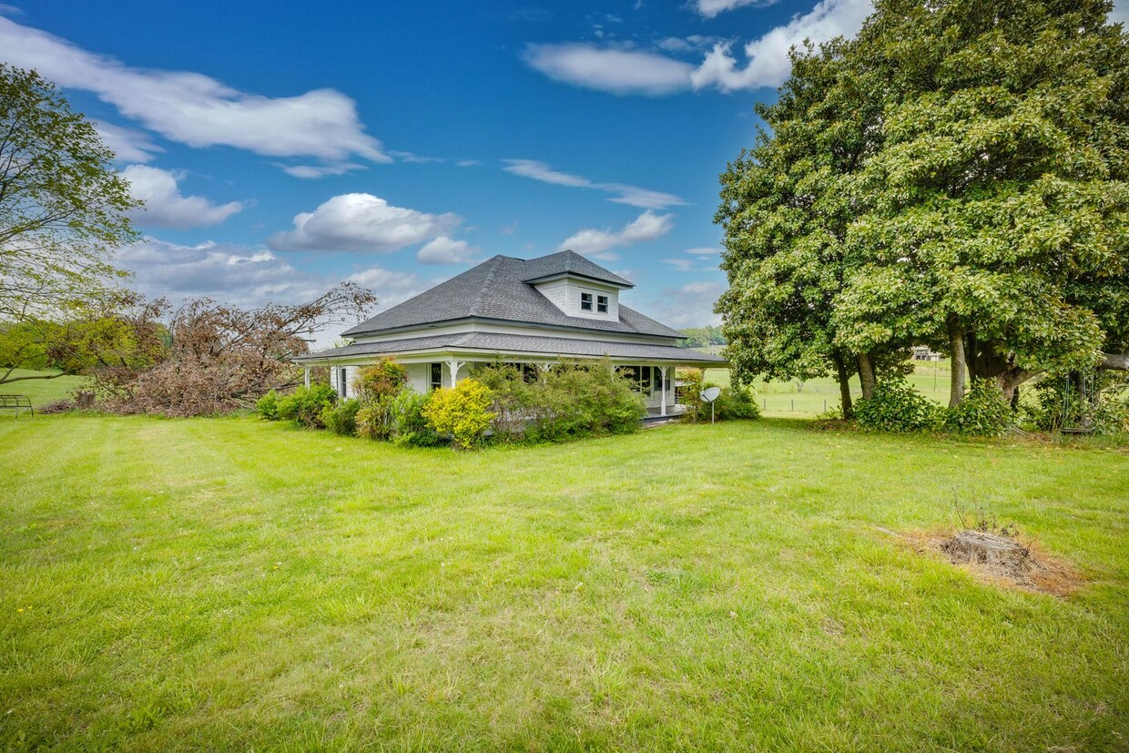 Primary Photo - 4 Br/ 1 bath Farmhouse