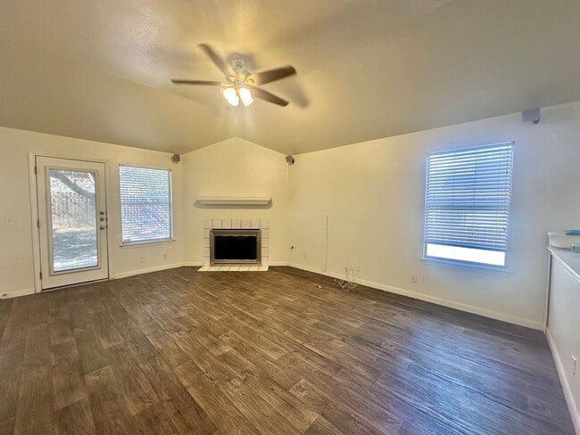 Building Photo - 113 Little Lake Rd