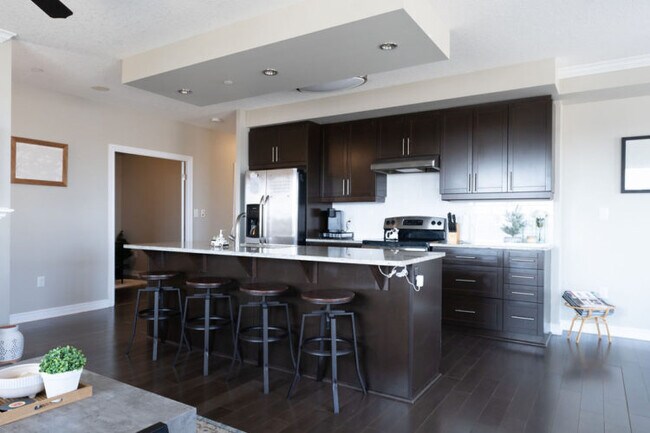 Building Photo - Downtown Executive Condo Living!   2+DEN * Gym * Lounge* Parking * AVAIL Sept 1!