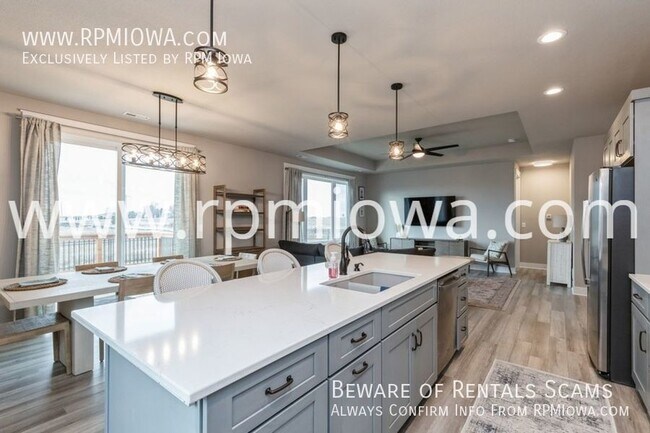 Building Photo - ZERO ENTRY EXECUTIVE RANCH!! 3 Bedroom, 2 ...