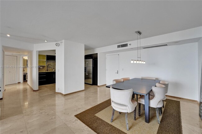 Building Photo - 3500 Mystic Pointe Dr