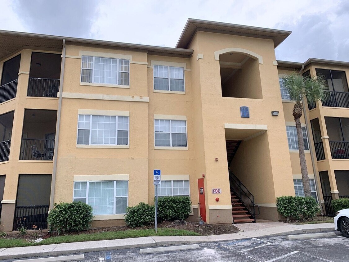 Foto principal - 2BR/2BA Third floor condo located in gated...
