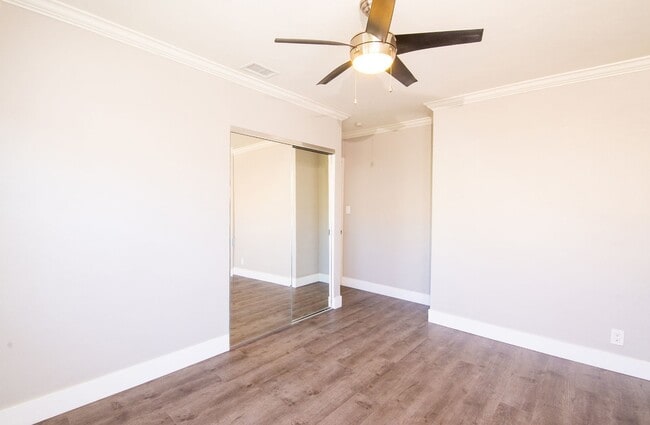 Building Photo - Apartment - 2 Bedrooms / 1 Bath - Long Beach
