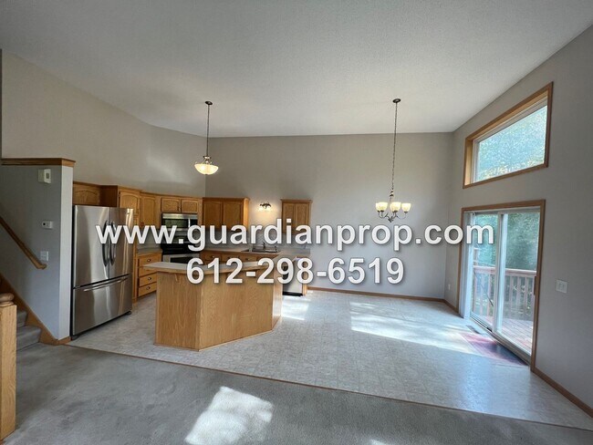 Foto del edificio - Large End Unit Townhome Available Late April, 2BR + Office, Vaulted Ceilings, 3 Bath, Family Room