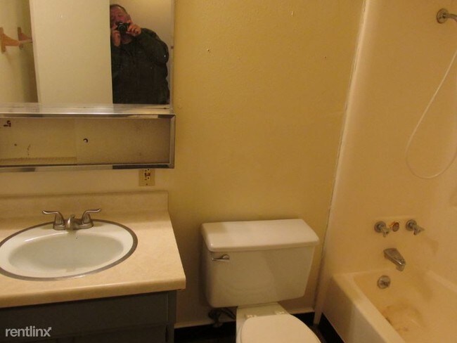 Foto del edificio - 3 br, 2 bath Apartment - 221 Castner Street
