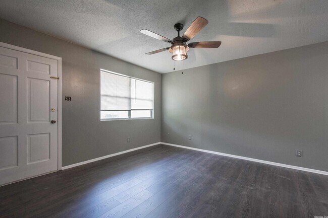 Building Photo - 1811 Linda Ln