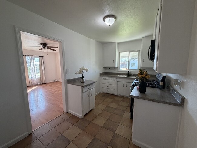 Building Photo - 1534 Melrose Ave