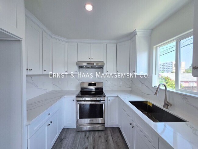 Foto del edificio - 1320 Lewis Ave