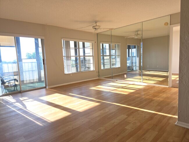 Luz de la mañana en la sala de estar y vista al balcón. - 2901 26th St W