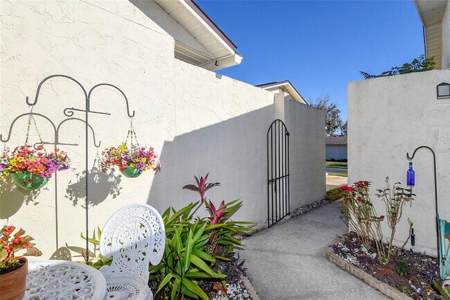 Foto del edificio - 2225 Cypress Ct