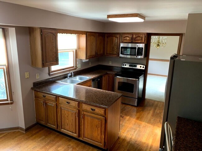 Building Photo - 9442 Ambleside Dr