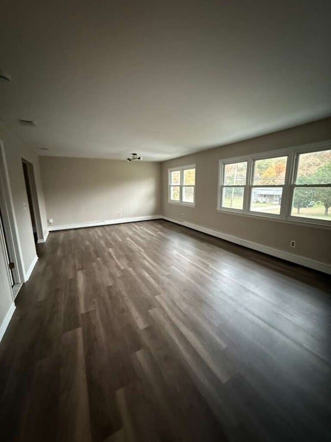 Foto del edificio - 153 Cedar Swamp Rd