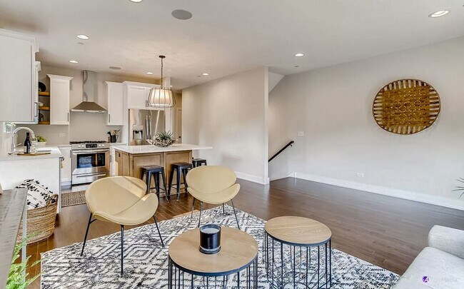 Foto del edificio - Luxurious 3 bed 3 bath townhome in Glen Ellyn