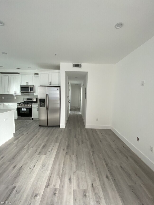 Building Photo - 7129 S La Cienega Blvd