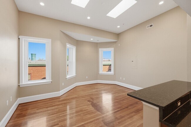 Foto del edificio - Columbia Heights Penthouse Condo | 1 Bed | 1 Bath | 600 Sf