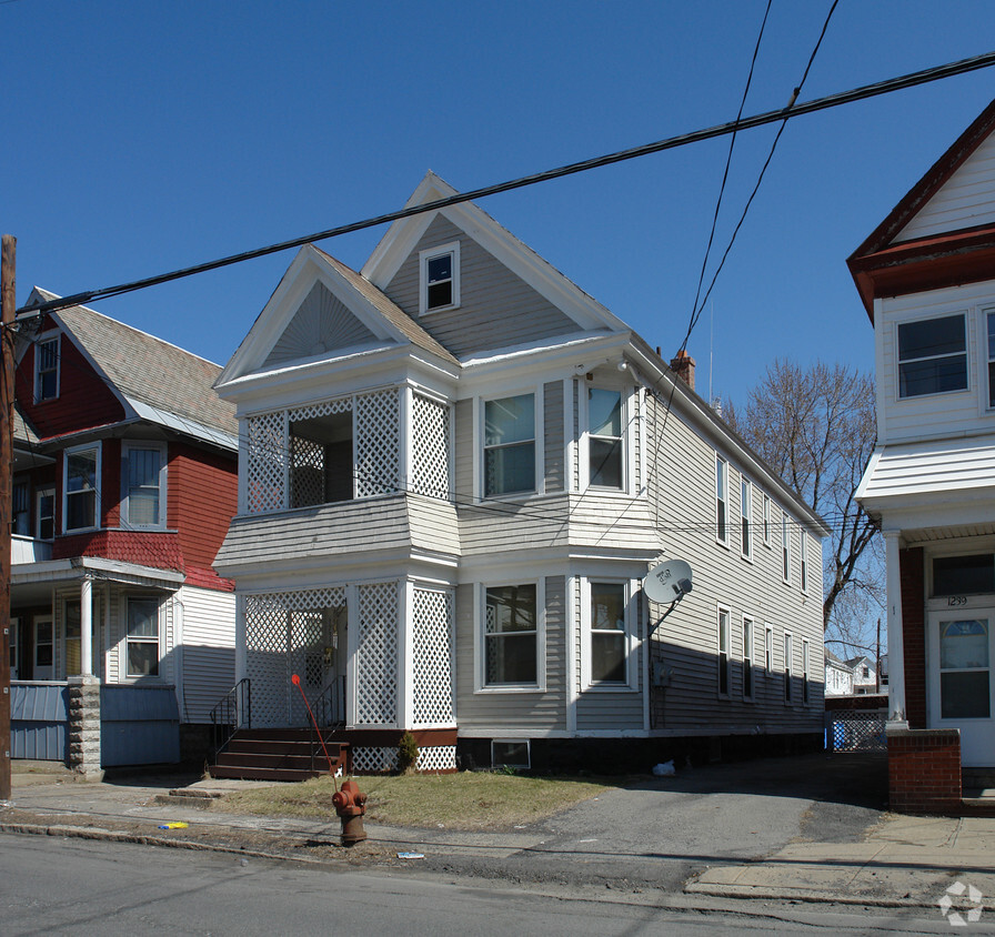 Primary Photo - 1239 Crane St
