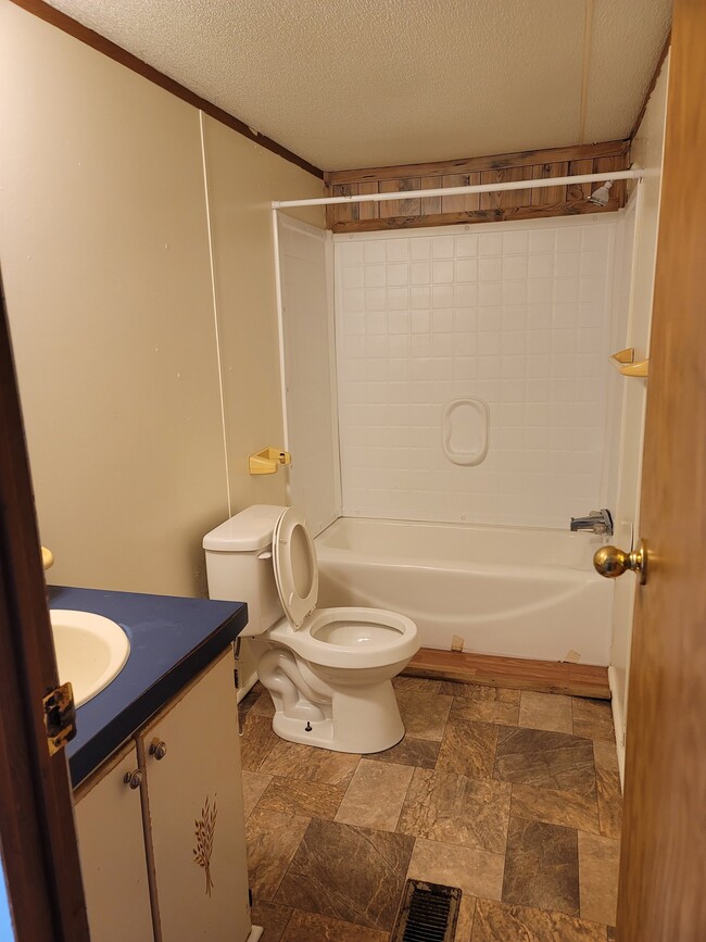 Building Photo - 413 Miller St