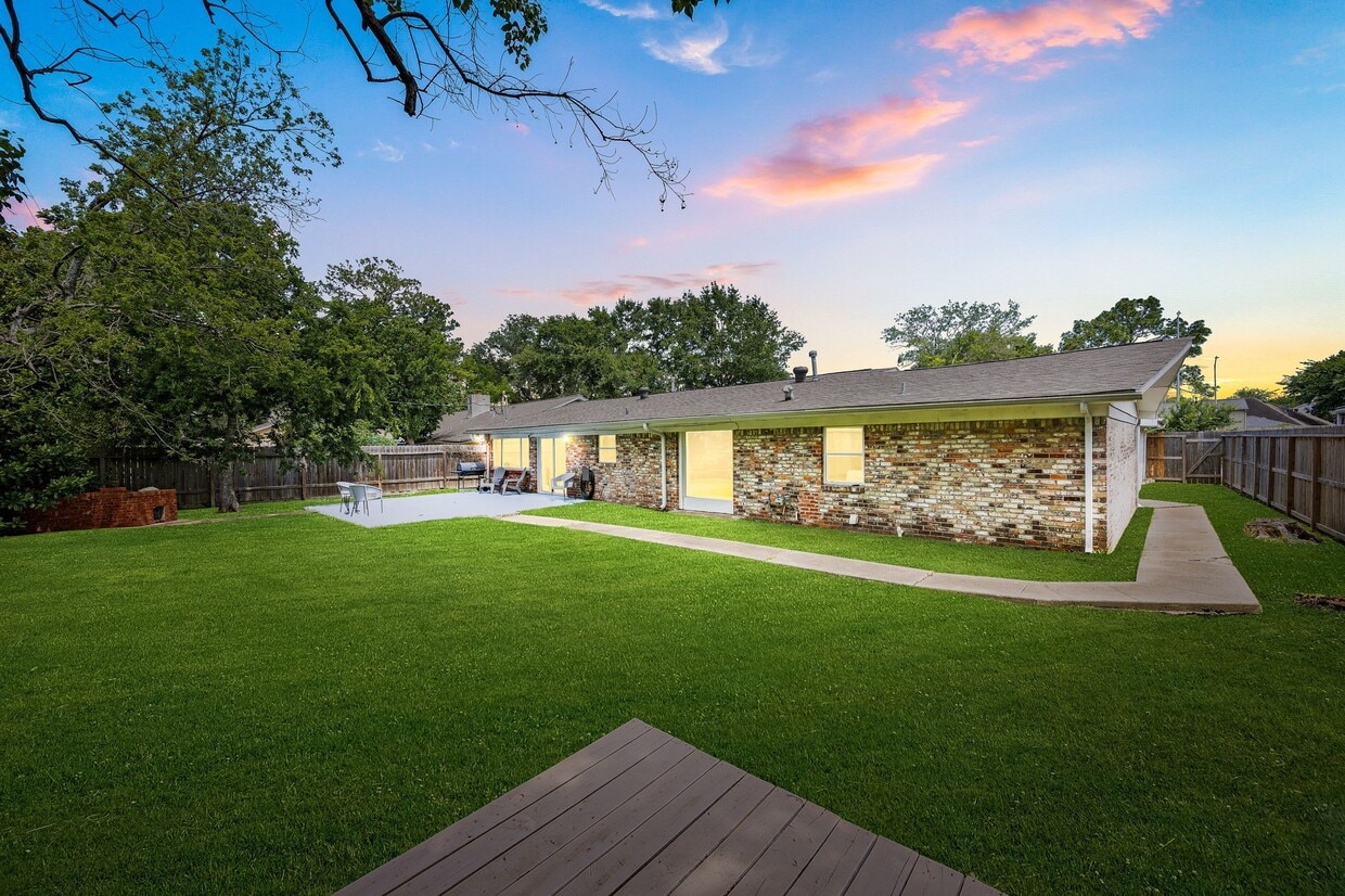 Primary Photo - 7606 Richmond Ave.