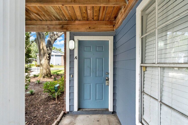 Photo - First Floor 2/2 Condo with private back in...