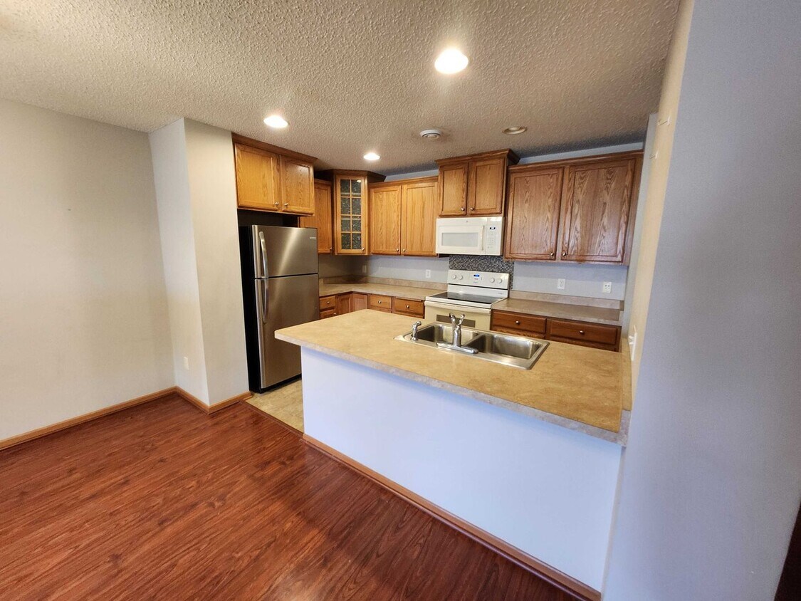 Primary Photo - Awesome 3 bed room in woodbury under 2k/mo...